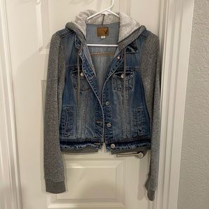 American Eagle jacket. No piling. Worn a handful of times. Size M.